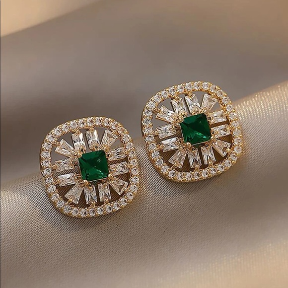 Jewelry - 3/30Rhinestone decor stud earrings